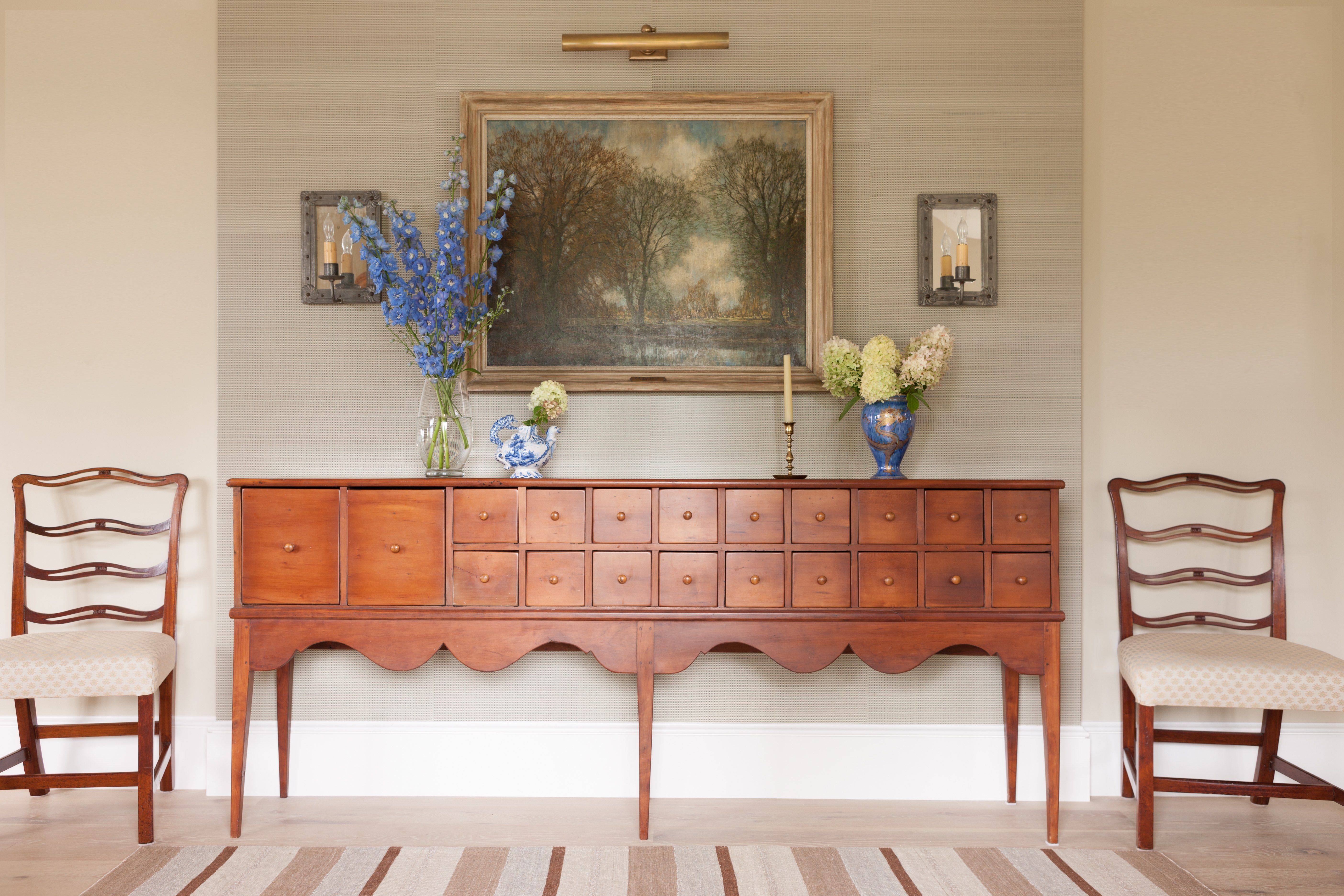 Tips On Decorating With Antiques - How To Decorate With Vintage Furniture