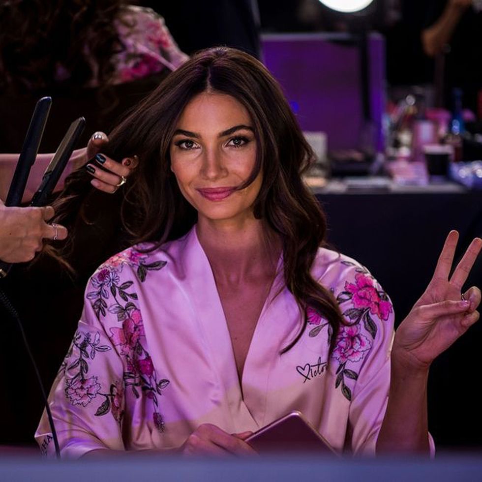 Victoria's Secret Angel waves in pictures - how to copy their