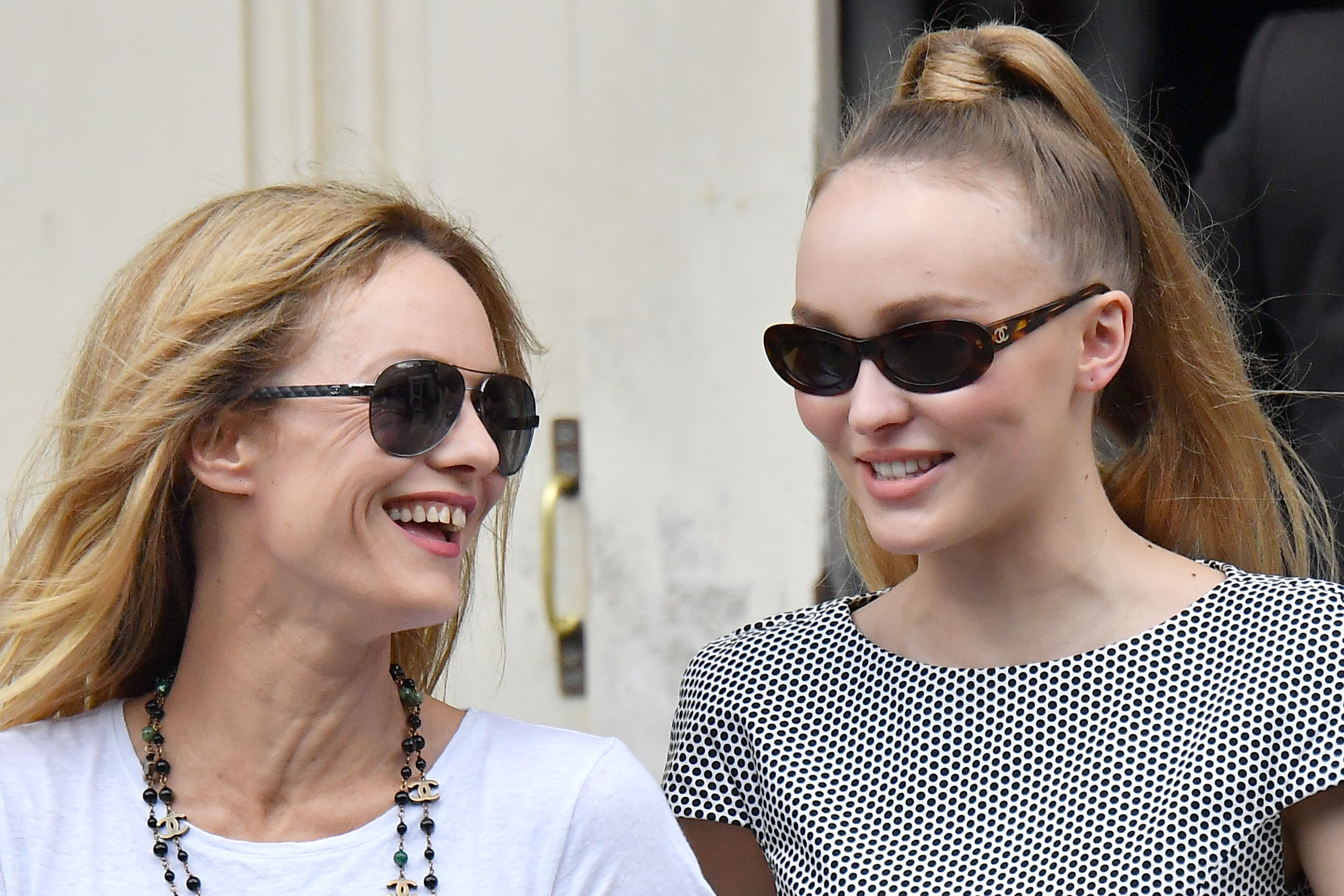 Lily-Rose Depp contro Trump su consiglio di mamma Vanessa Paradis