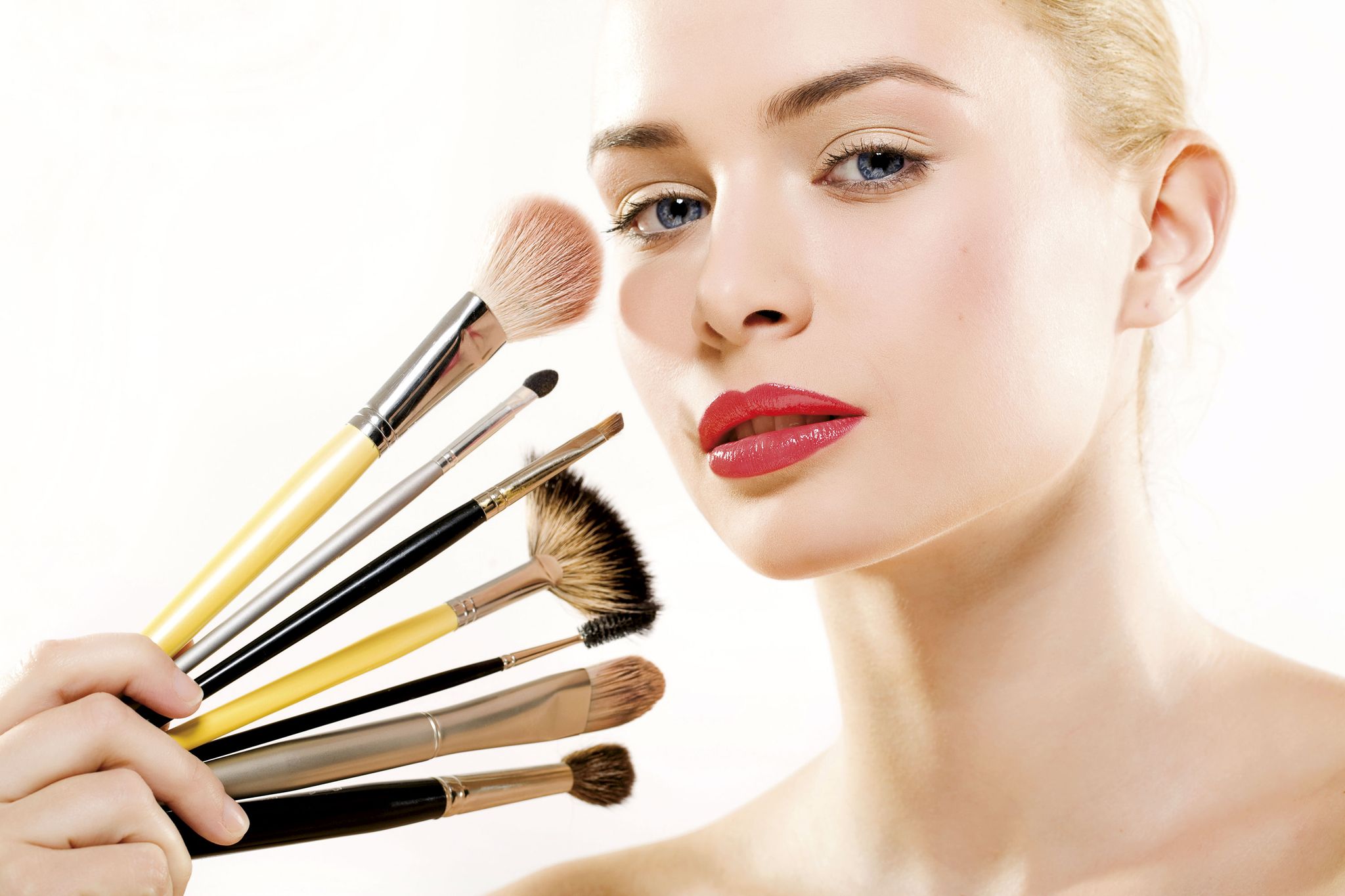 Cómo limpiar brochas de maquillaje: el paso a paso más rápido para que  duren años y años