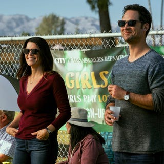 lincoln lawyer l to r neve campbell as maggie mcpherson, manuel garcia rulfo as mickey haller in episode 104 of lincoln lawyer cr lara solankinetflix © 2022