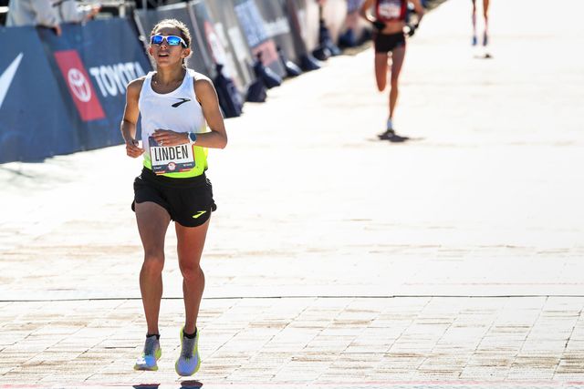 Des Linden heads towards the finish line at the Olympic Marathon Trials in Atlanta 2020.