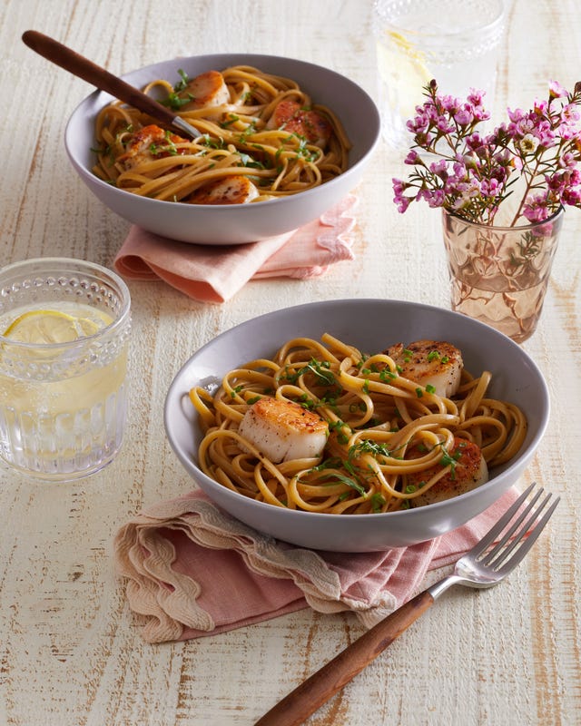 White Wine-Garlic Pasta with Scallops Recipe