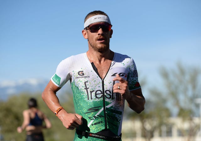 lionel sanders corre durante un ironman o triatlón de larga distancia