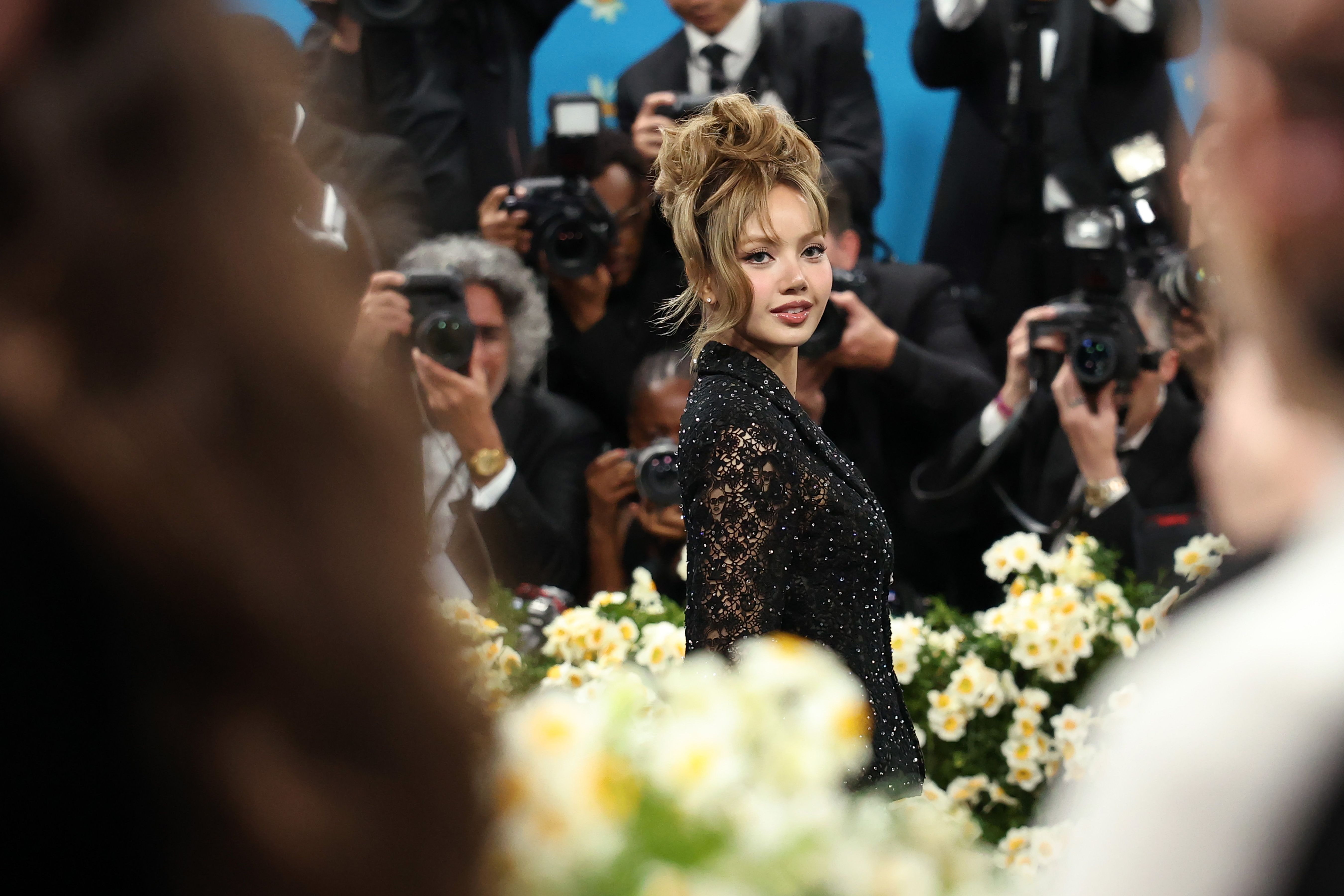 I fan criticano Lisa per aver indossato delle mutande che sembrano raffigurare Rosa Parks al Met Gala