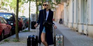 lisa hahnbueck met rimowa koffers tijdens berlin fashion week