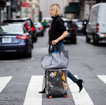 lisa hahnbueck steekt over met een cover en een tas tijdens new york fashion week van september 2018, dag 8