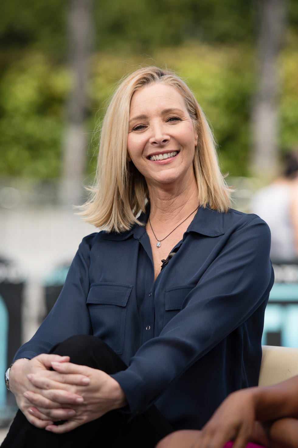 https://hips.hearstapps.com/hmg-prod/images/lisa-kudrow-1556637934.jpg?crop=0.943xw:0.629xh;0.0570xw,0.130xh&resize=980:*