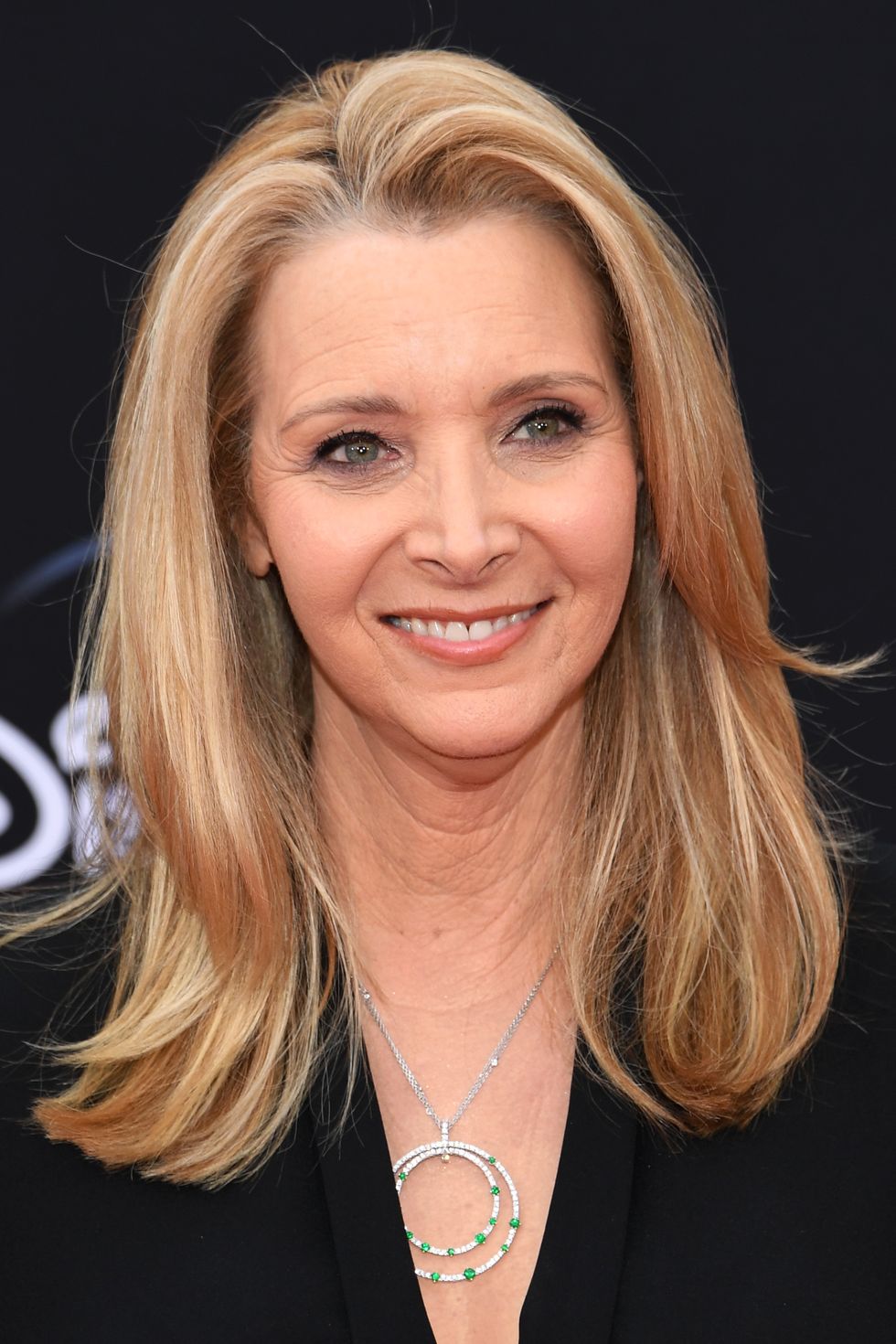 hairstyles for women over 50 lisa kudrow with long flipped layers
