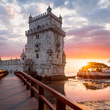 atardecer en la torre de belem, lisboa, portugal,  la torre medieval fortificada es un monumento a la era de los descubrimientos de los portugueses, un símbolo icónico del país y monumento de la unesco, terminada de construir en 1519