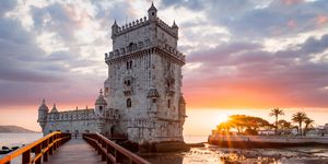 atardecer en la torre de belem, lisboa, portugal,  la torre medieval fortificada es un monumento a la era de los descubrimientos de los portugueses, un símbolo icónico del país y monumento de la unesco, terminada de construir en 1519