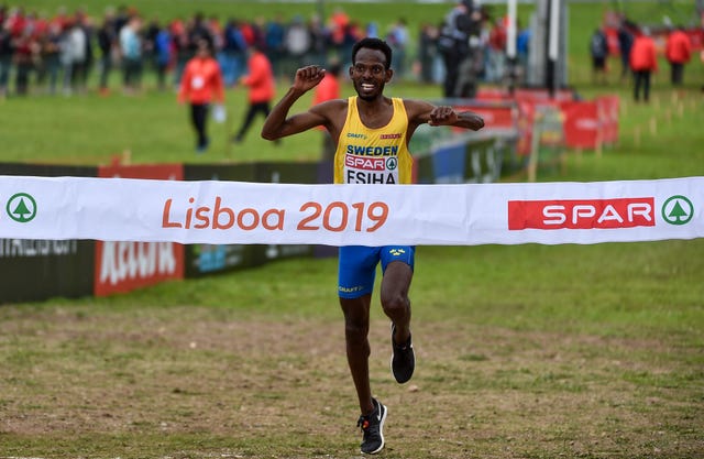 el sueco robel fsiha celebra su título europeo de cross en diciembre de 2019 en lisboa