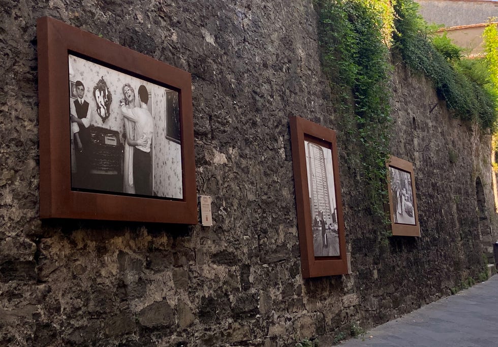 lisetta carmi, travestiti, genova, installazione, ﻿galleria permanente a cielo aperto, bibbiena città della fotografia