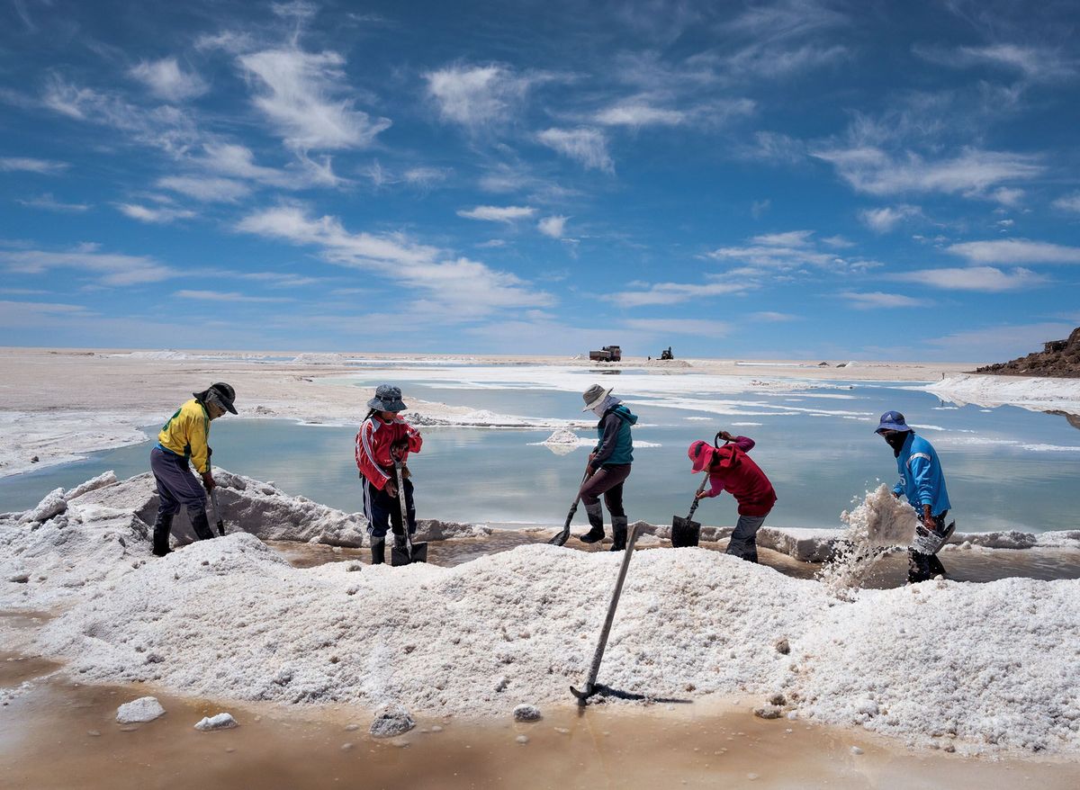 Inheemse Aymara hakken zout uit de korst van de Salar de Uyuni om deze te verkopen In de pekel diep onder de grond van de zoutvlakte zit het veel lucratievere lithium