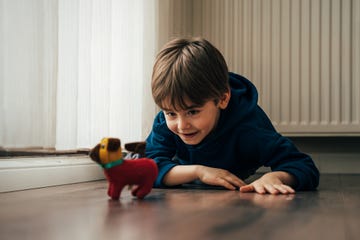 nino jugando con un peluche