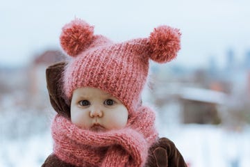 nina con gorro y bufanda y abrigo