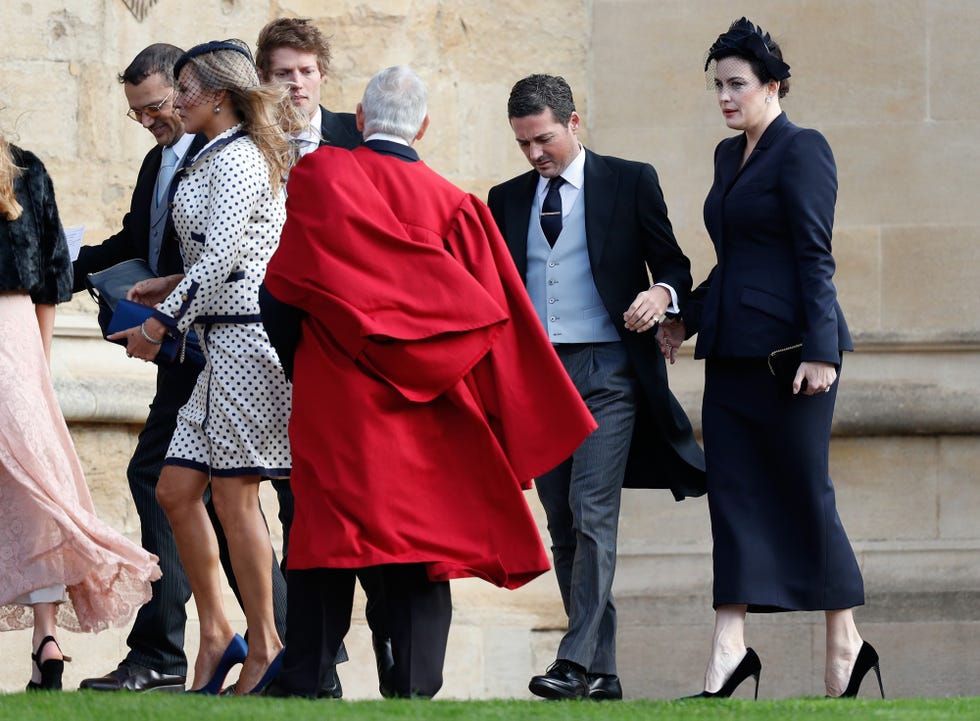 Liv Tyler con un vestido de color azul marino, el color oficial para invitadas a bodas reales