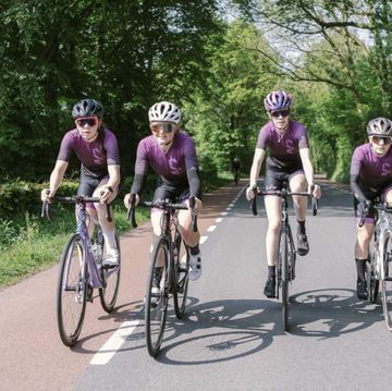 vier vrouwen op de fiets