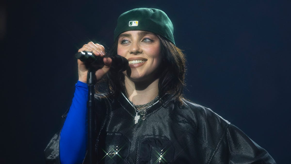 Anteprima di Billie Eilish Prank Calls Margot Robbie, Tyler, The Creator e Dakota Johnson | Phonening It In | ELLE