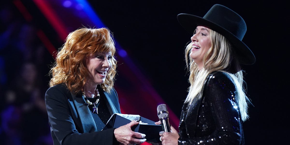 Reba Surprised Lainey Wilson During 'The Voice' Finale With an Invitation ...