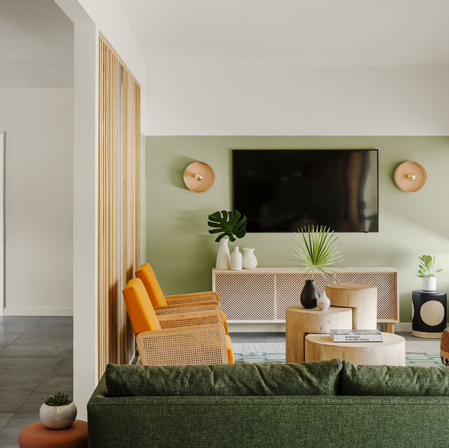 What Color Rug Goes With a Green Couch?