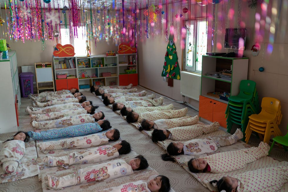 Kinderen uit de crche bij een stortplaats in Ulaanbaatar doen een middagslaapje De lucht is ernstig vervuild doordat elektriciteitscentrales en huishoudens kolen stoken In dit lokaal staan luchtreinigers die de meeste mensen thuis niet hebben