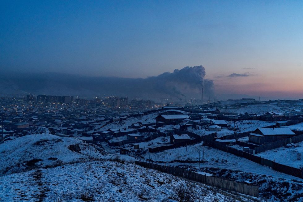 Smog boven Ulaanbaatar Doordat er in de wintermaanden steenkool wordt gestookt is de lucht hier ernstig vervuild Er zijn zo veel kinderen met luchtwegklachten en verminderde longcapaciteit dat Unicef de situatie tot gezondheidscrisis voor kinderen heeft uitgeroepen