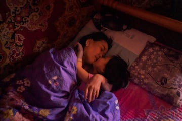 Het is bedtijd in Ulaanbaatar maar eerst knuffelen Altanzoel Soechchoeln en haar dochter Choelan nog even Altanzoel is verpleegkunde in een gezinskliniek voor vrouwen en kinderen uit buurten met de zwaarst vervuilde lucht in het land