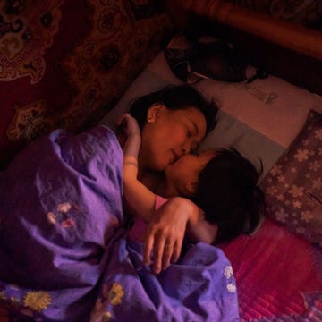 Slaap, kindje, slaap: slaapliedjes van over de hele wereld Het is bedtijd in Ulaanbaatar maar eerst knuffelen Altanzoel Soechchoeln en haar dochter Choelan nog even Altanzoel is verpleegkunde in een gezinskliniek voor vrouwen en kinderen uit buurten met de zwaarst vervuilde lucht in het land
