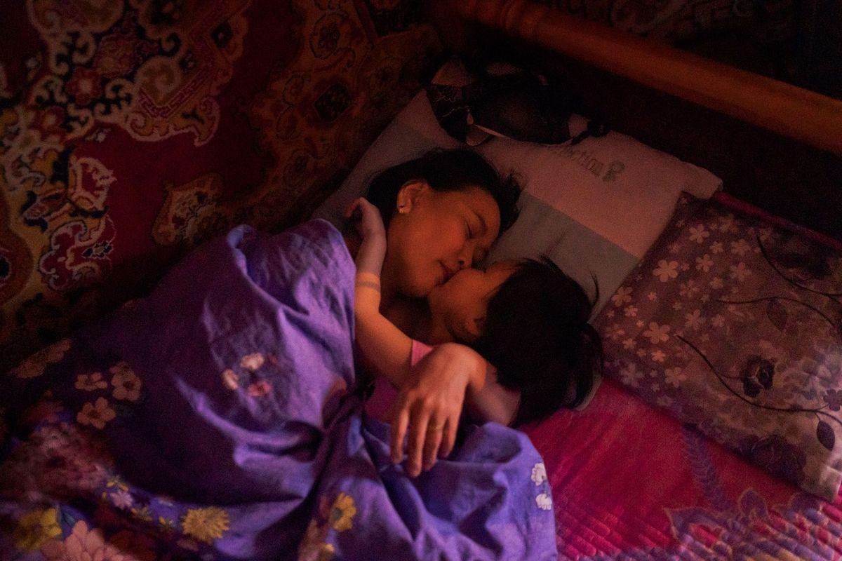 Het is bedtijd in Ulaanbaatar maar eerst knuffelen Altanzoel Soechchoeln en haar dochter Choelan nog even Altanzoel is verpleegkunde in een gezinskliniek voor vrouwen en kinderen uit buurten met de zwaarst vervuilde lucht in het land