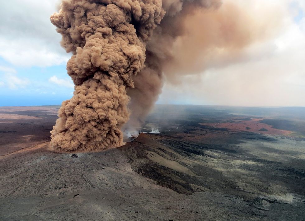 Een zuil van dichte roodbruine aswolken stijgt op na een aardbeving als gevolg van de uitbarsting van de vulkaan Klauea op Hawa De vulkaan kwam op 4 mei 2018 tot uitbarsting bij Leilani in de buurt van Pahoa op het Big Island van Hawa