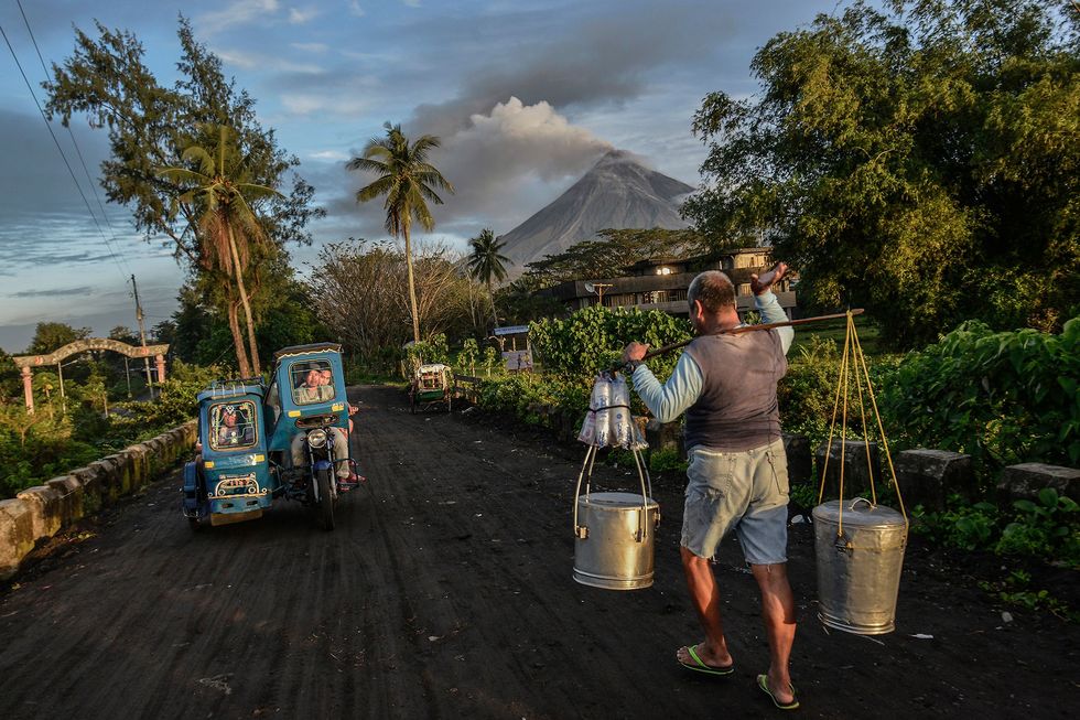 In Daraga in de Filipijnse provincie Albay bleven de inwoners hun dagelijkse bezigheden uitvoeren toen de vulkaan Mayon op 25 januari 2018 tot een milde uitbarsting kwam De Mayon ligt in het oosten van de Filipijnen en is de meest actieve van het land