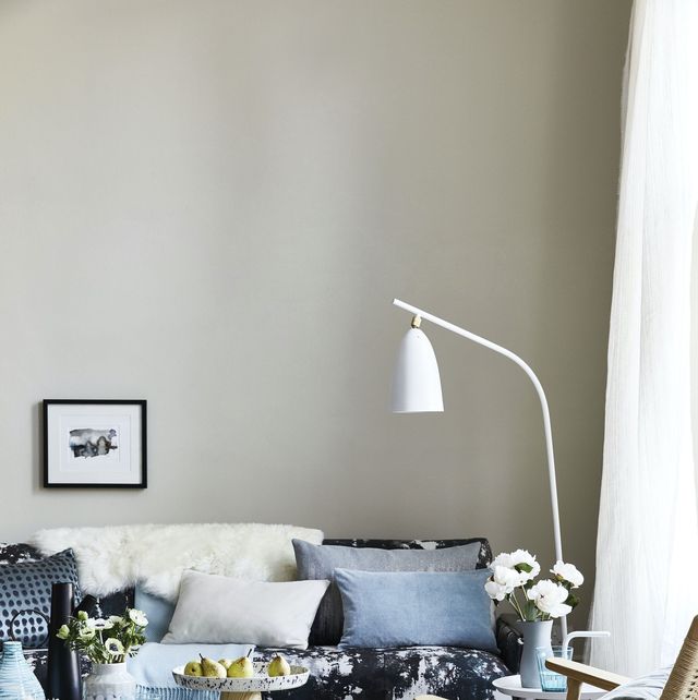 12 Things Decluttering Experts Won't Keep In Their Living Room