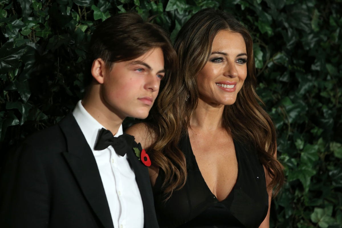 Elizabeth Hurley news: su Instagram la foto con il figlio Damian