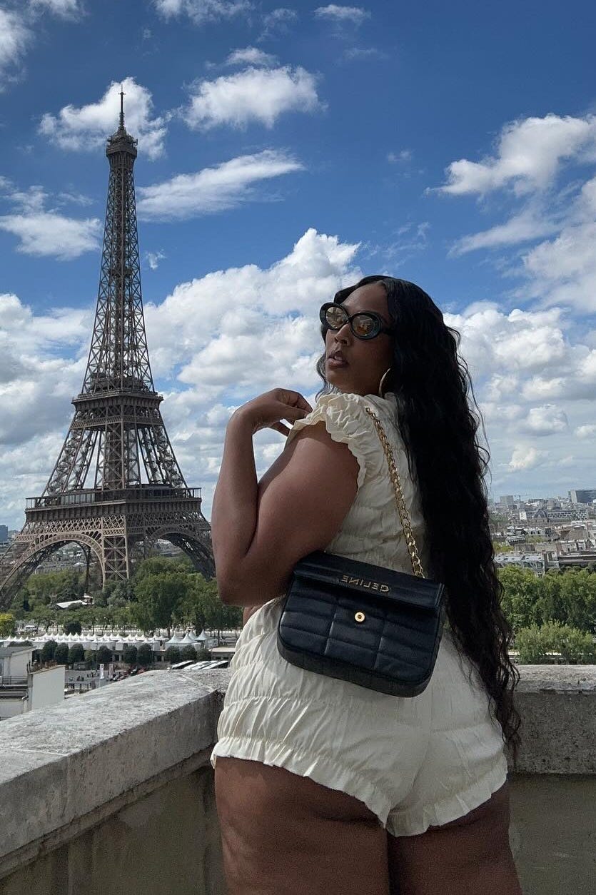 lizzo, roupa de lua de mel, estilo celebridade, top branco com babados e shorts