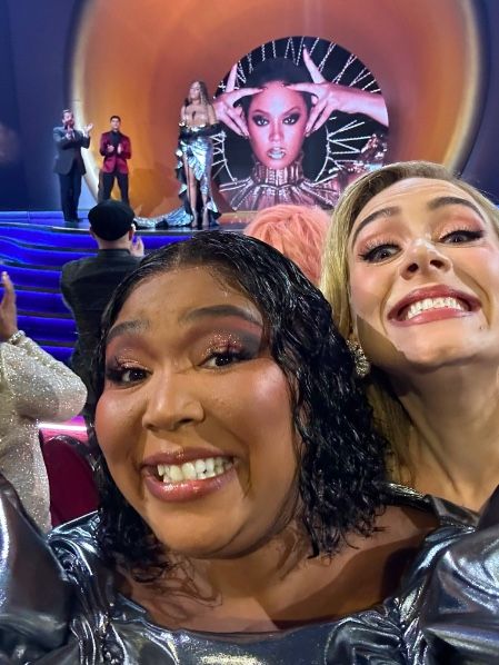 lizzo and adele fangirling over beyoncé at the grammys is a whole mood
