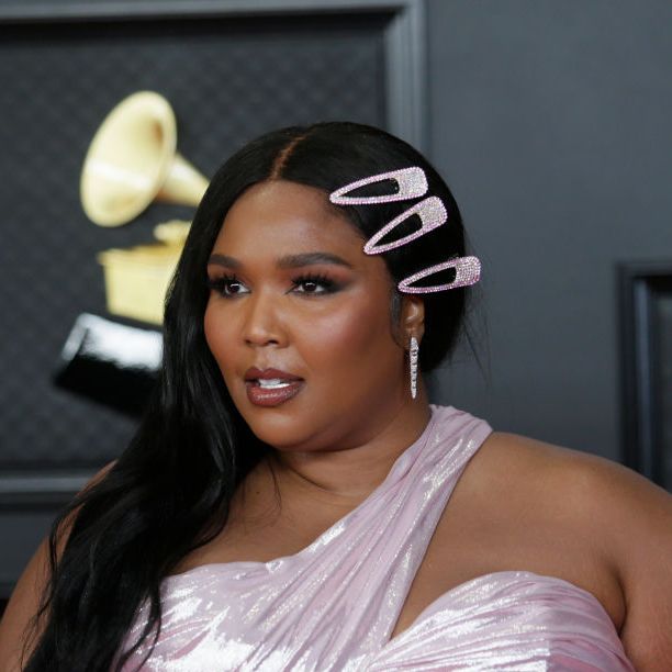 https://hips.hearstapps.com/hmg-prod/images/lizzo-at-the-63rd-annual-grammy-awards-broadcast-live-from-news-photo-1616187376.?crop=0.599xw:0.896xh;0.189xw,0.104xh&resize=640:*