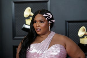 Lizzo: «En general la ropa moldeadora actúa como una amistad