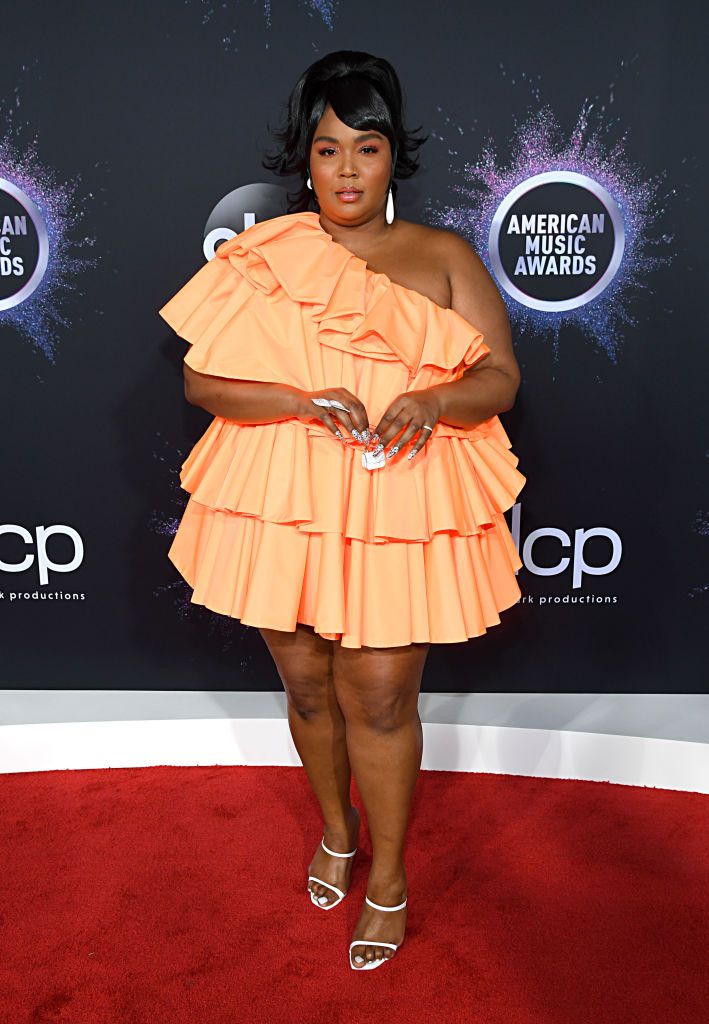 Who is Lizzo's mystery man? Rapper spotted kissing, hugging 'date' on  balcony in Malibu, sparks romance rumors | MEAWW