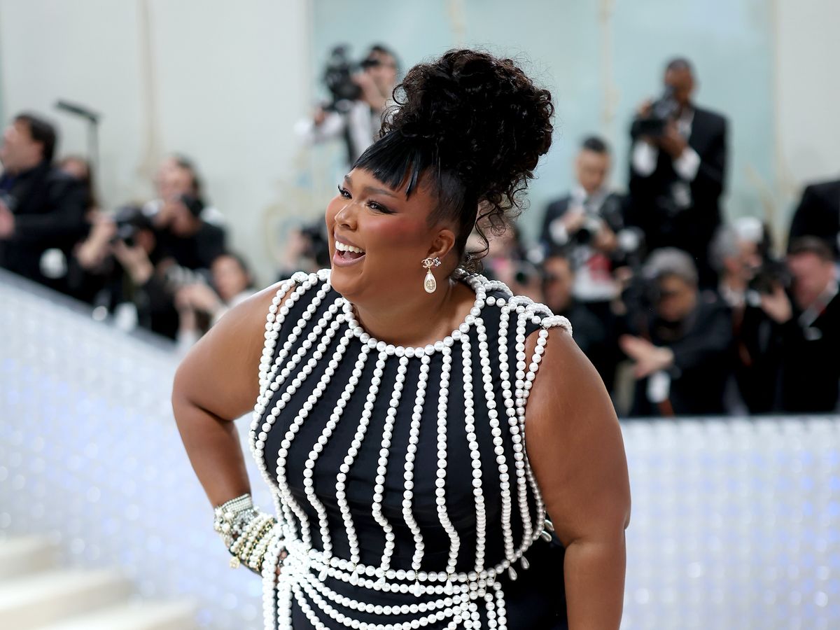 Lizzo Drips in Pearls at the 2023 Met Gala After Critiquing Last Year's Red  Carpet