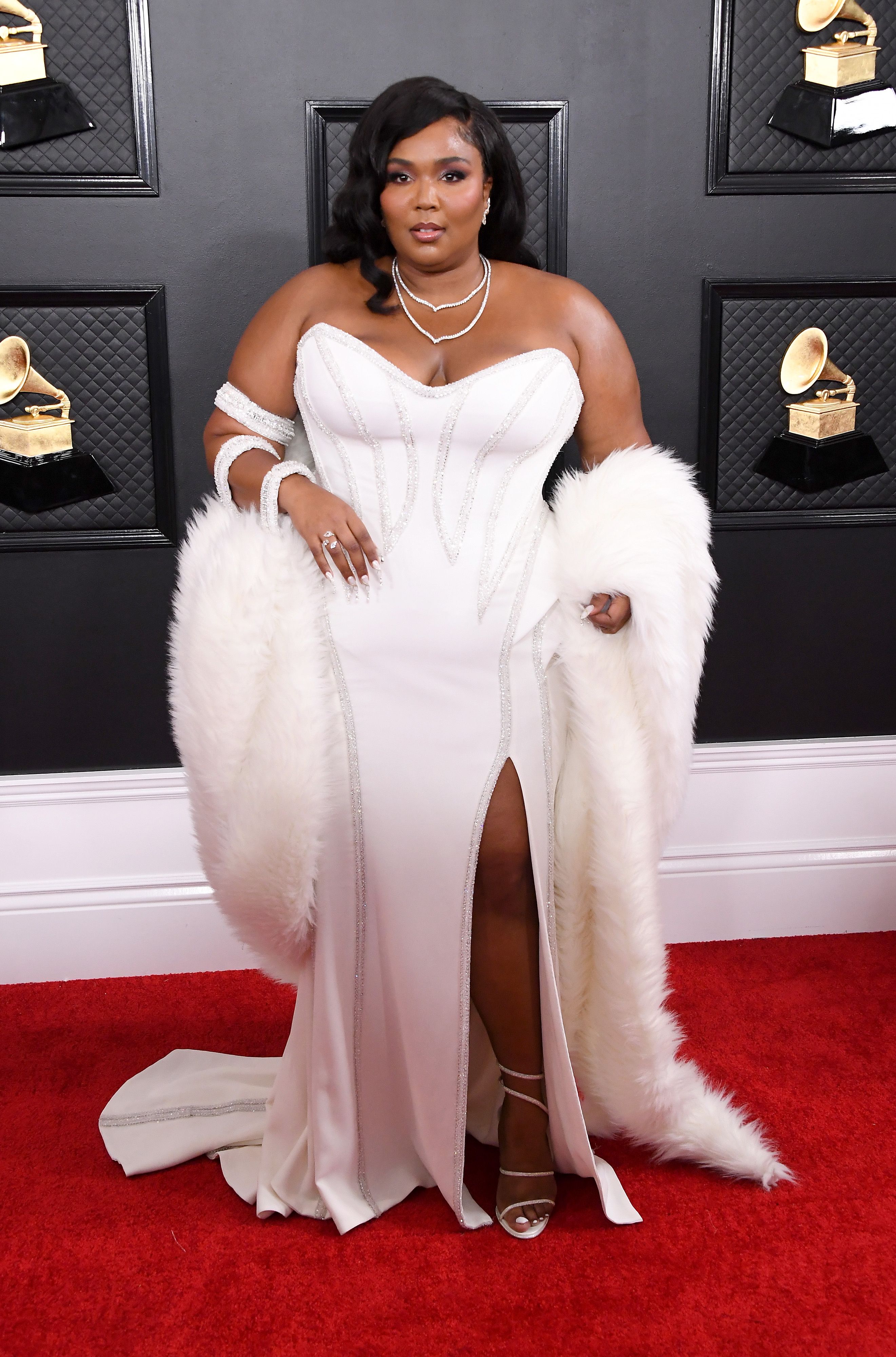 PHOTO  Best and Worst Dressed at the Grammys: Bombshell Neckline