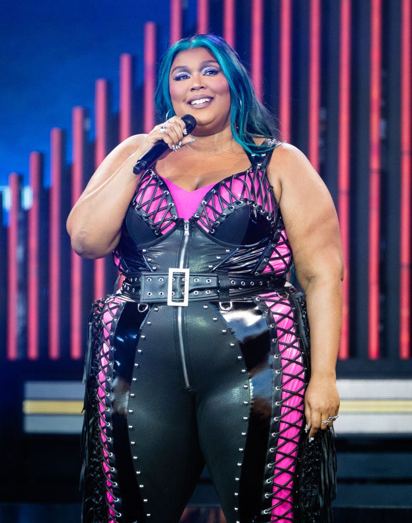 lizzo performing at glastonbury