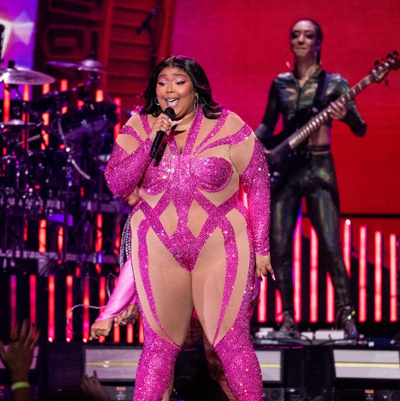 https://hips.hearstapps.com/hmg-prod/images/lizzo-performs-at-the-kia-forum-on-november-18-2022-in-news-photo-1669918125.jpg?crop=1.00xw:0.801xh;0,0&resize=1200:*