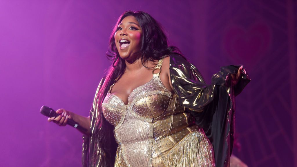 preview for Lizzo Suggests Chris Evans 'Put ANOTHER Bun In My Oven?!'