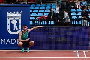 quique llopis posa junto a su récord de españa de 60 metros con vallas en los campeonatos de españa de atletismo bajo techo en pista cubierta