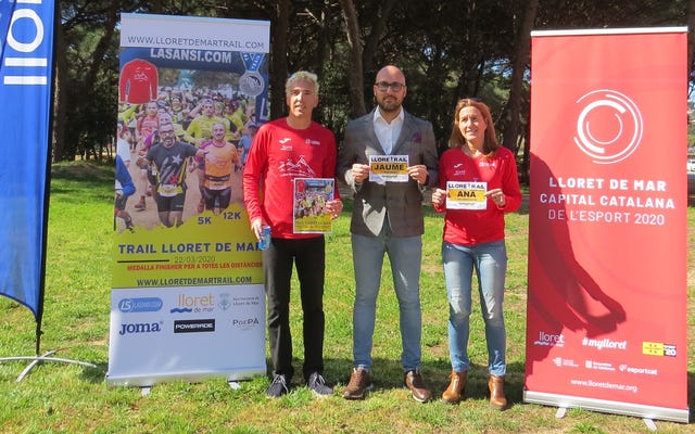 el organizador de la sansi, josé luis blanco  el alcalde de lloret de mar, jaume dulsat y la regidora ana garcía posan en la presentación del trail lloret de mar