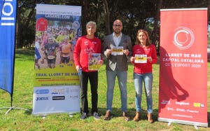 el organizador de la sansi, josé luis blanco  el alcalde de lloret de mar, jaume dulsat y la regidora ana garcía posan en la presentación del trail lloret de mar