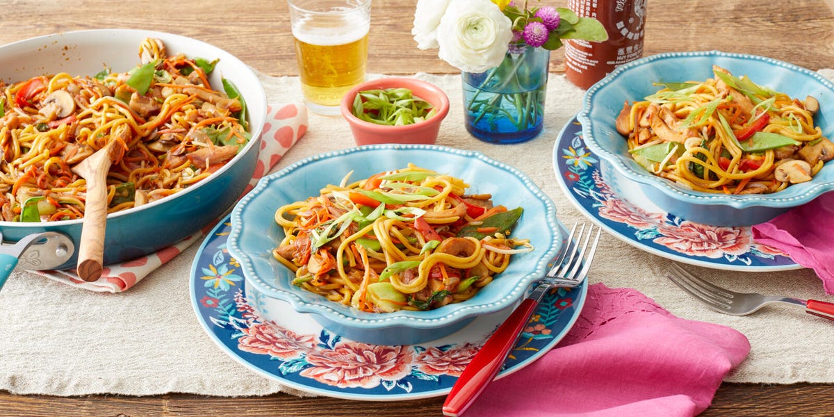 https://hips.hearstapps.com/hmg-prod/images/lo-mein-recipe-1-64f9f203178b7.jpg?crop=0.6666666666666667xw:1xh;center,top&resize=1200:*