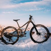 Bicycle wheel, Bicycle, Bicycle part, Vehicle, Mountain bike, Snow, Bicycle tire, Spoke, Winter, Tire, 