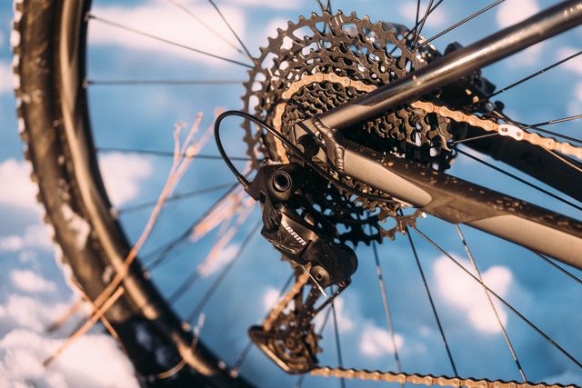 Bicycle wheel, Bicycle part, Bicycle drivetrain part, Derailleur gears, Spoke, Bicycle, Bicycle tire, Wheel, Vehicle, Bicycle chain, 